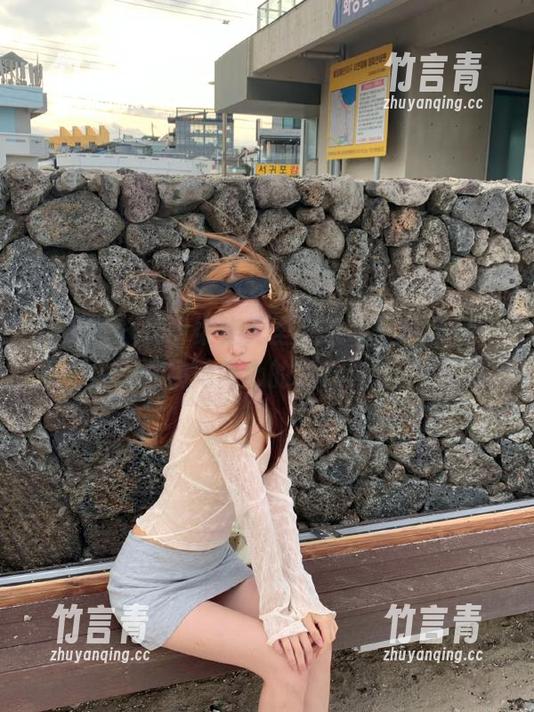 秀人网 - 九千柒柒无圣光透明写真合集，透视她内心的独特表达
