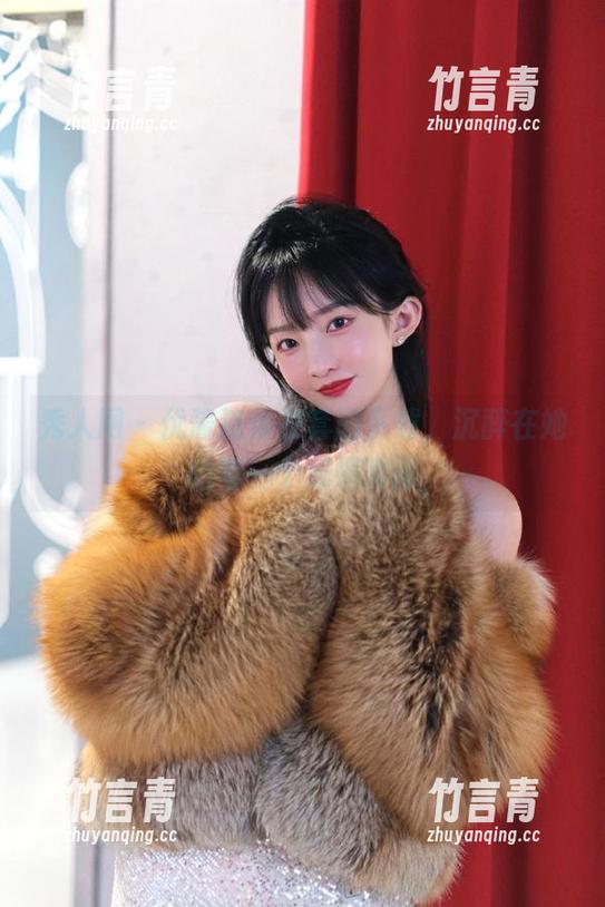 秀人网 - 优酱连体衣套图下载，沉醉在她的每一个妩媚瞬间