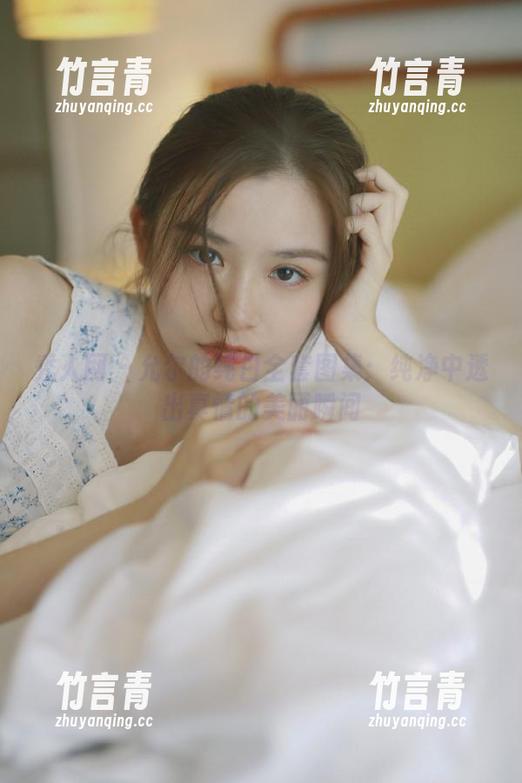 秀人网 - 允尔的纯白全套图集：纯净中透出真情的美丽瞬间