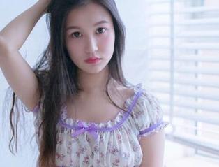 秀人网 – 独特的卓芷伊EricA浴室图包分享，捕捉瞬息万变的生活美好瞬间