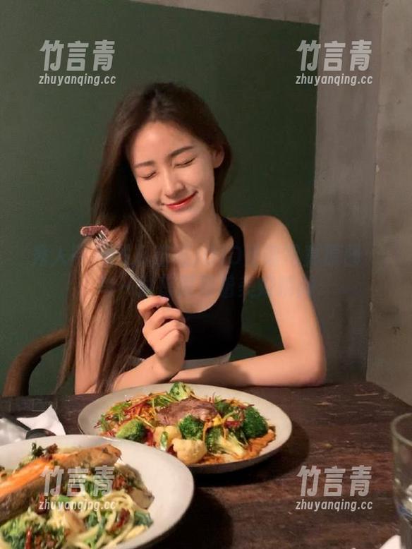 秀人网 - 发现喵喵JOJO圣诞写真原图：每一张都展现着美好瞬间