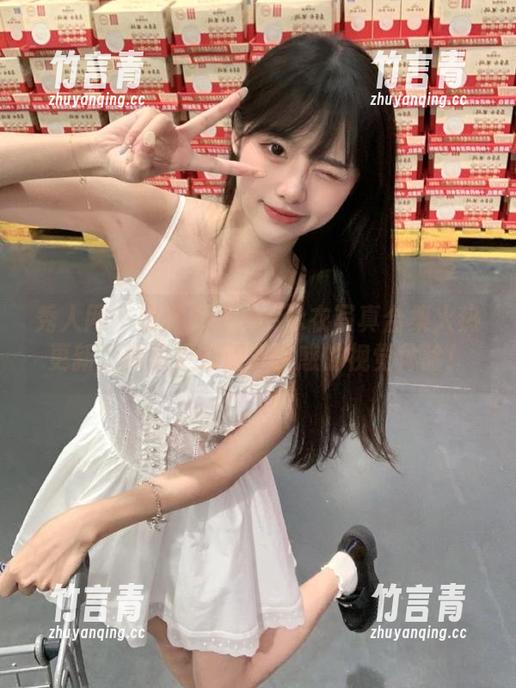 秀人网 - 娜露Selena泳衣写真合集火热更新，探索更多清爽诱惑的视觉体验！
