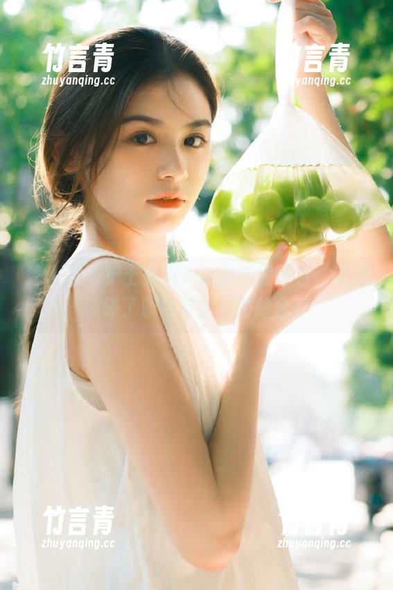 秀人网 - 护士安琪Yee的私房图包，完美演绎了职场与魅力的结合！
