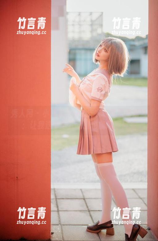 秀人网 - 小海臀Rena皮衣写真原图精选：让我这个平凡女孩也能闪耀风采