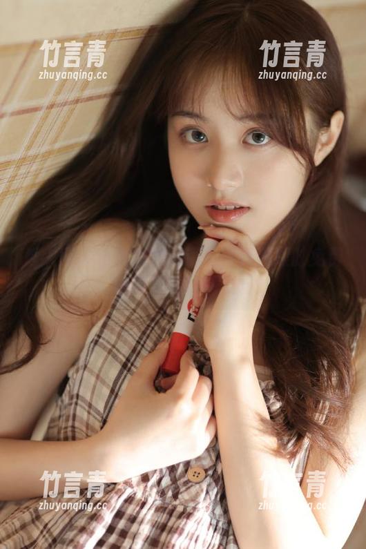 秀人网 - 小肉肉咪眼镜写真资源限时免费，快来下载尽享美丽！