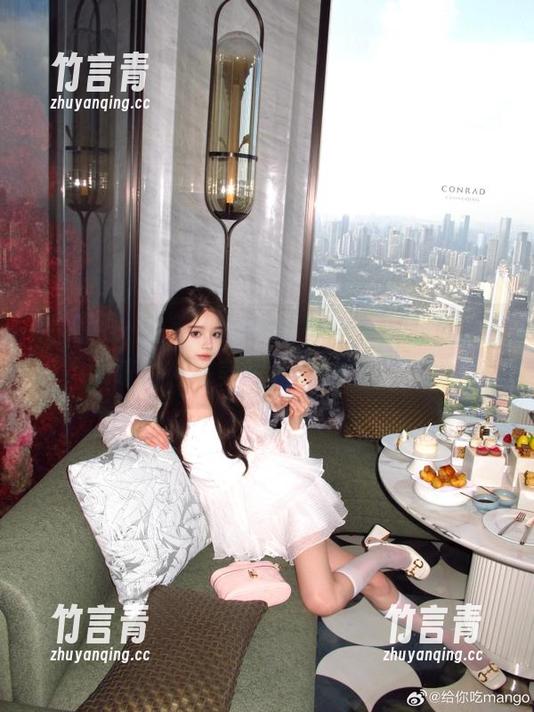 秀人网 - 绝美黑丝写真，免费获取小肉肉咪的神秘美图，错过可惜！