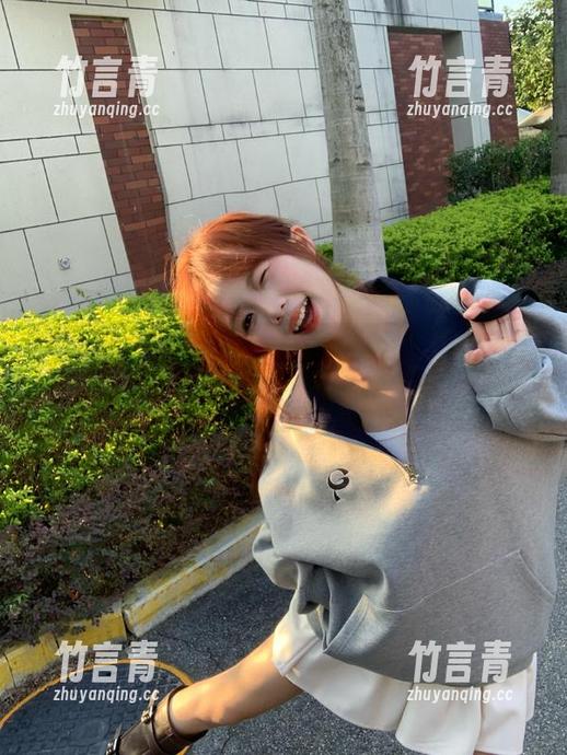 秀人网 - 小逗逗夏日写真原图重磅更新，带你探索每一缕阳光下的动人景象！