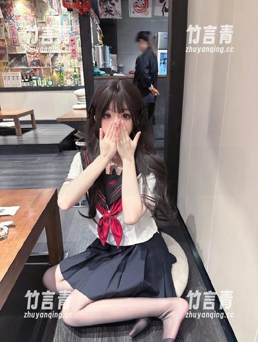 秀人网 - 岁小岁以死库水为灵感，原图再现作品的雅致与魅力