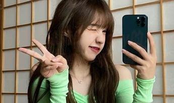 秀人网 – 走进徐莉芝Booty的私拍世界：时尚套装图集引领潮流风向！