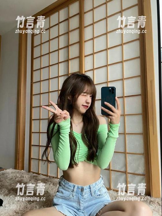 秀人网 - 走进徐莉芝Booty的私拍世界：时尚套装图集引领潮流风向！
