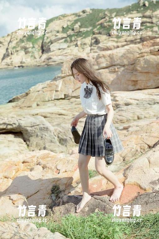秀人网 - 抖娘利世写真集精选：探索灰丝中的唯美与神秘
