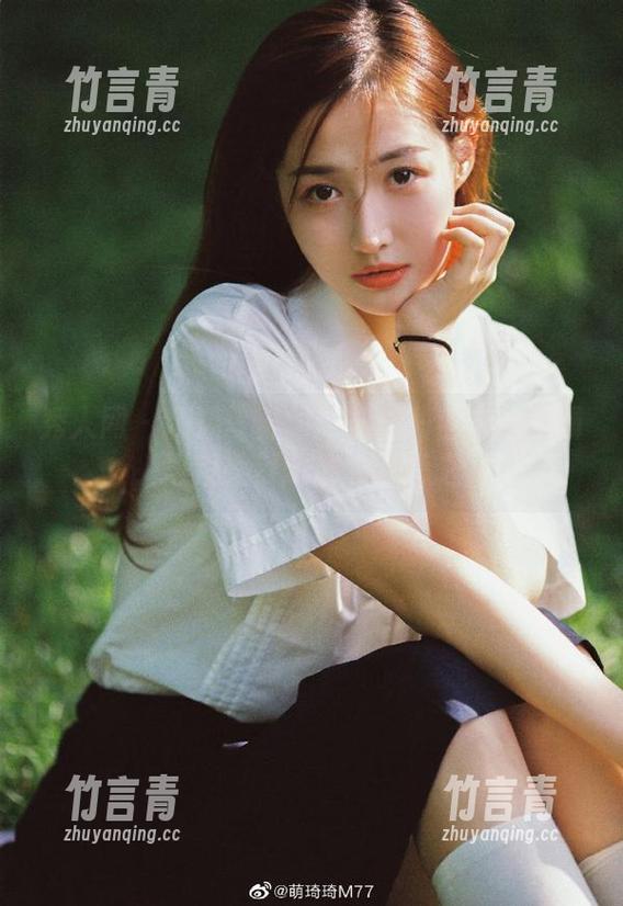 秀人网 - 精选写真集：抖娘利世白丝特辑，探索她梦幻般的时尚之旅