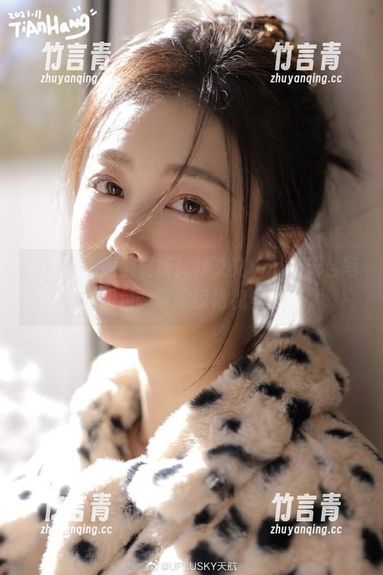 秀人网 - 重磅更新！林文文yooki天台写真图包，带来惊艳视觉盛宴