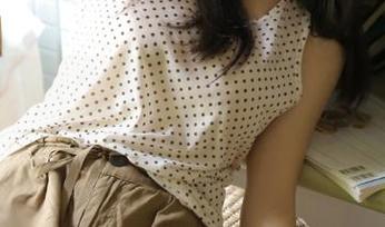 秀人网 – 在校园中绽放：柚柚小奶瓶的唯美写真和动人图片
