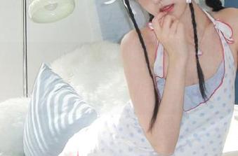 秀人网 – 看柚柚小奶瓶如何在无圣光原图中演绎短裙的优雅与俏皮