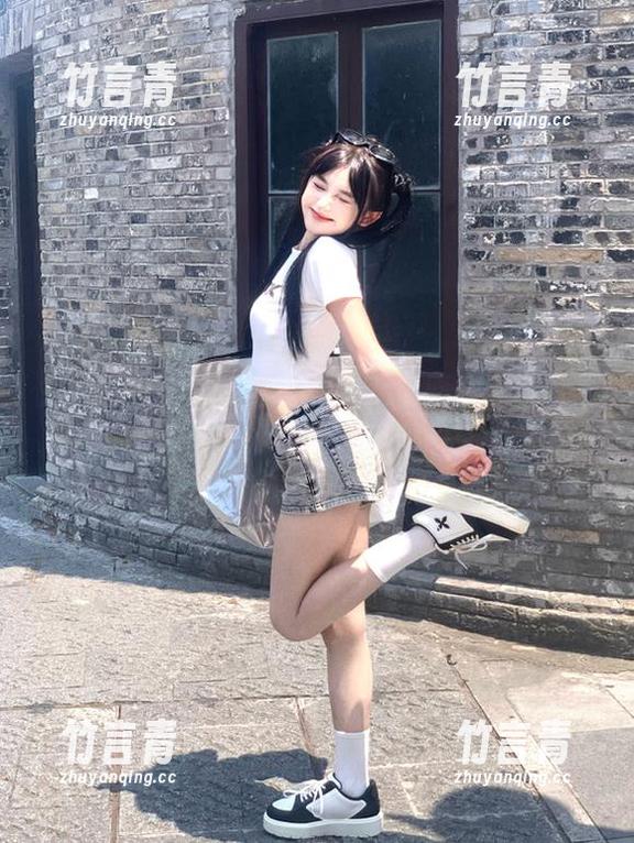 秀人网 - 樱桃小阑子黑白私拍原图：独特视角下的生活，如同黑白之间的无尽思考
