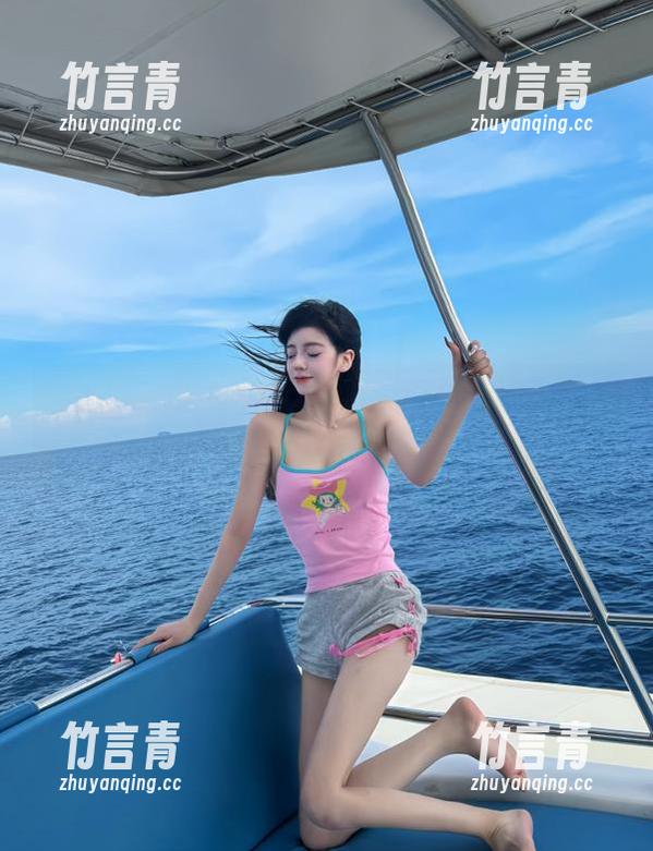 秀人网 - 王心悦眼镜写真，闪耀时尚与优雅的完美结合