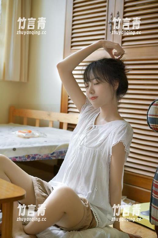 秀人网 - 探秘甜白酱短裙写真作品，免费享受她的时尚与个性！