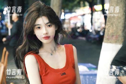 秀人网-艾小青 秀人网 - 在艾小青红裙的映衬下,发现美的无限可能——精选原图展现