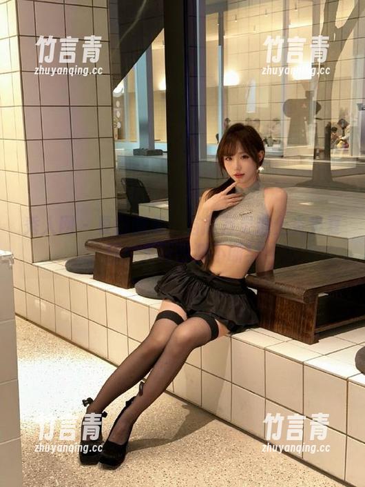 秀人网 - 夏日图集：当赵万灵遇上炎炎夏日，火花四溅不断！