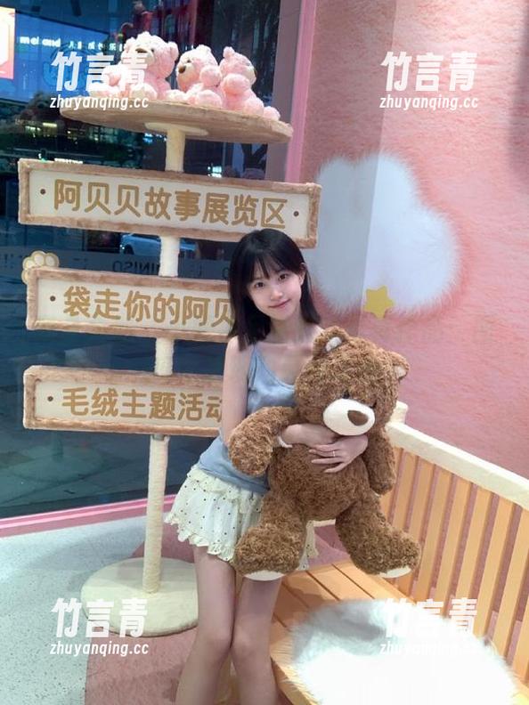紧急企划 - 小婕裸足主题的写真作品：图库中展现的灵动之美