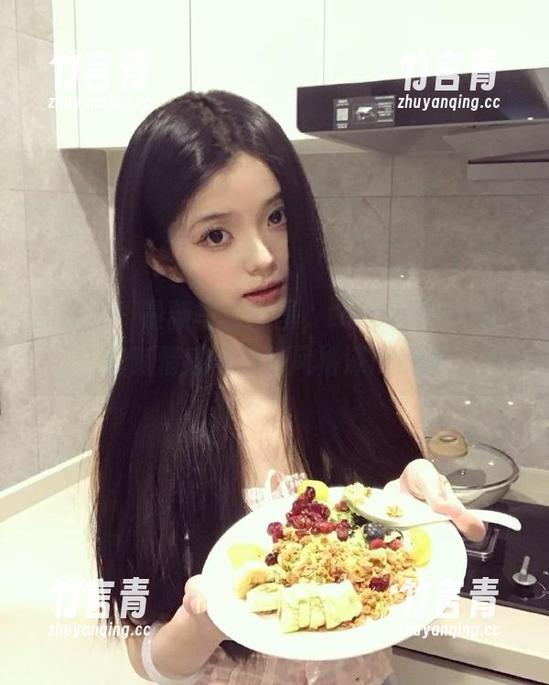 美媛馆 - 最新写真套图，toro羽住红裙的细腻情感与独特风格深度解读