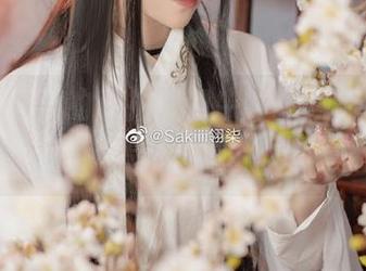 在翎柒菜菜的私拍图包中，发现她作为秘书的另一面：清新、独特的写真作品！
