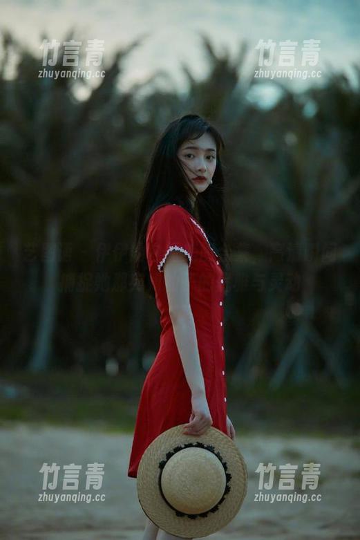 艺图语 - 伊伊的白裙美图合集，高清瞬间捕捉她那宛如仙子的优雅与灵动