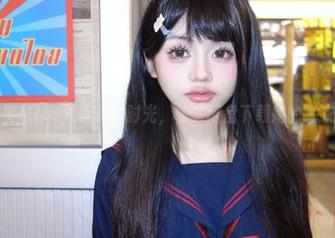 与芊川一笑MNK共度美好时光，快来网盘下载她的睡衣写真吧！