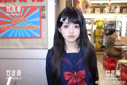 与芊川一笑MNK共度美好时光，快来网盘下载她的睡衣写真吧！