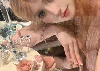 看“芊川一笑MNK”如何自嘲出彩，精选写真解锁“一拳超人弩S”的无限可能！