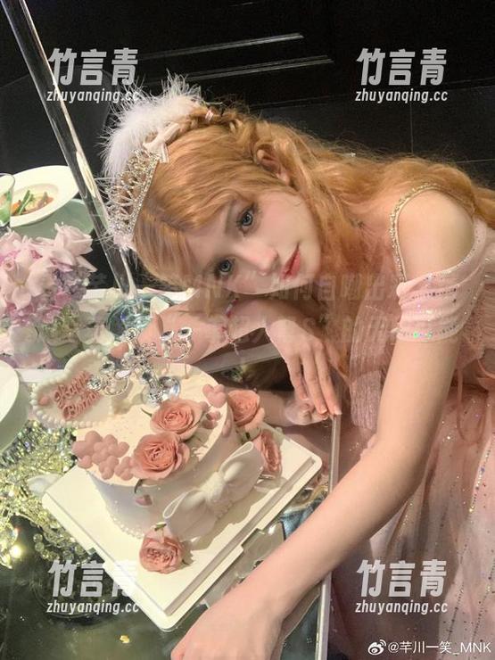 芊川一笑MNK 看“芊川一笑MNK”如何自嘲出彩,精选写真解锁“一拳超人弩S”的无限可能!