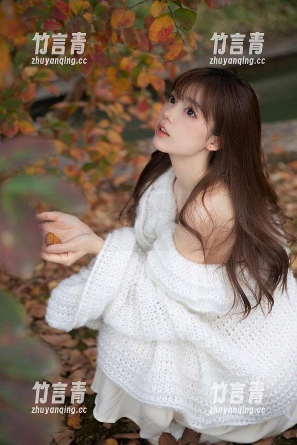 公园校服棉袜裸足全套写真大揭秘，尽在见新摄影的艺术展示中