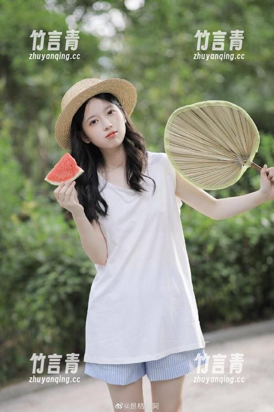尽享视觉盛宴，轻兰映画黑丝学妹的性感图集资源等你来发现！