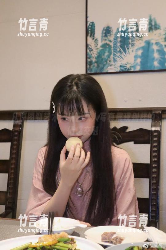 从原图到艺术，镜酱双人写真展现别样的情感交融