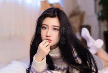 青豆客 – 发现施忆佳最新粉色写真作品：一场关于色彩与情感的视觉探险