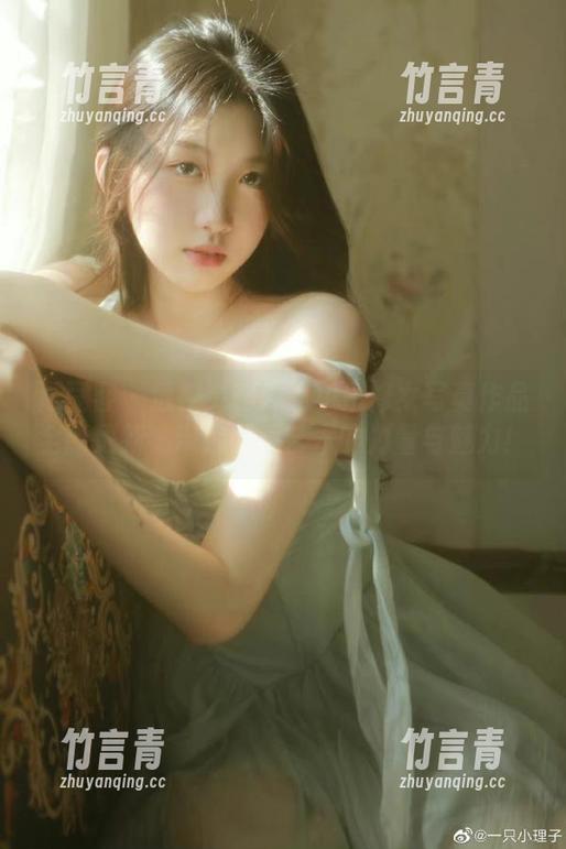 青豆客 - 透视灵魂：赵伊彤修女写真作品全新更新，带你感受艺术的力量与魅力！