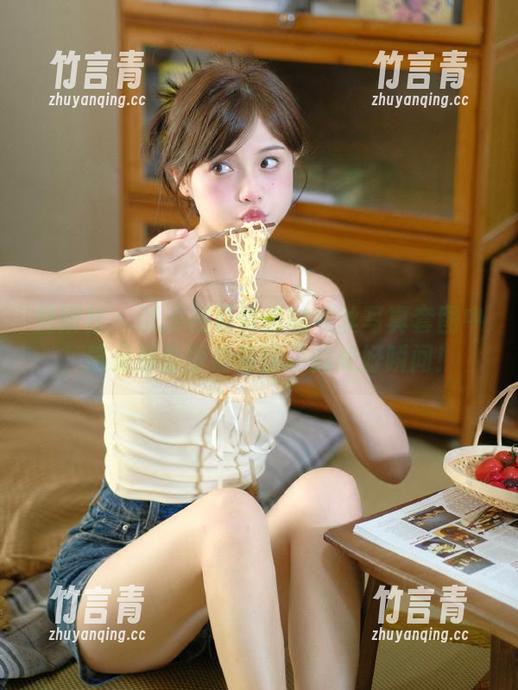 魅妍社 - 沉浸在夏依依的灰丝写真套图中，感受那份静谧与优雅的美好瞬间！
