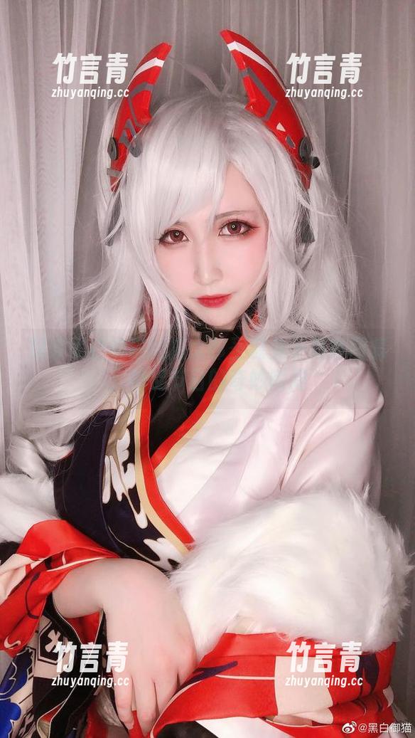 探索黑白御猫的魔太郎圣诞兔子写真图集，捕捉节日的奇妙瞬间